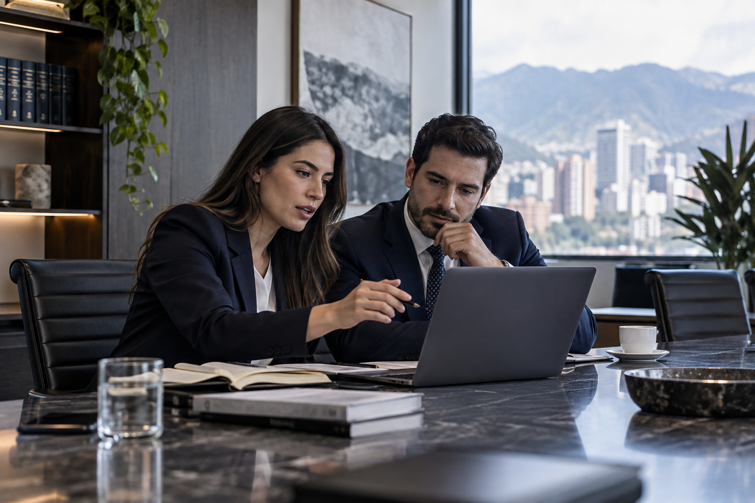 Equipo jurídico revisa información en una oficina contemporánea